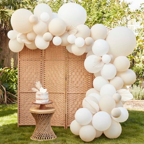 DIY Ballongirlande in weiß & nude mit Papierfächern (80 Ballons) - Wedding-Secrets