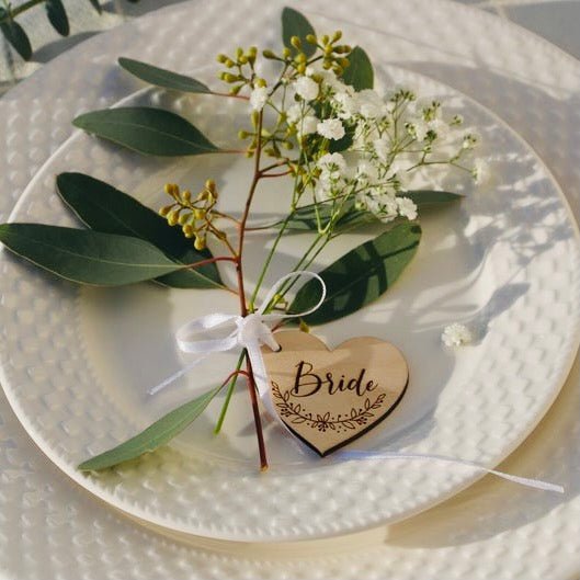 Personalisierte Tischkarten HERZ ♡ Holz - Wedding-Secrets