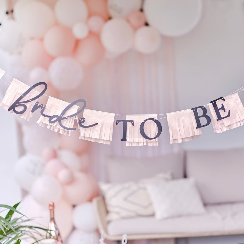 Stylische BRIDE TO BE Girlande für den JGA - Wedding-Secrets